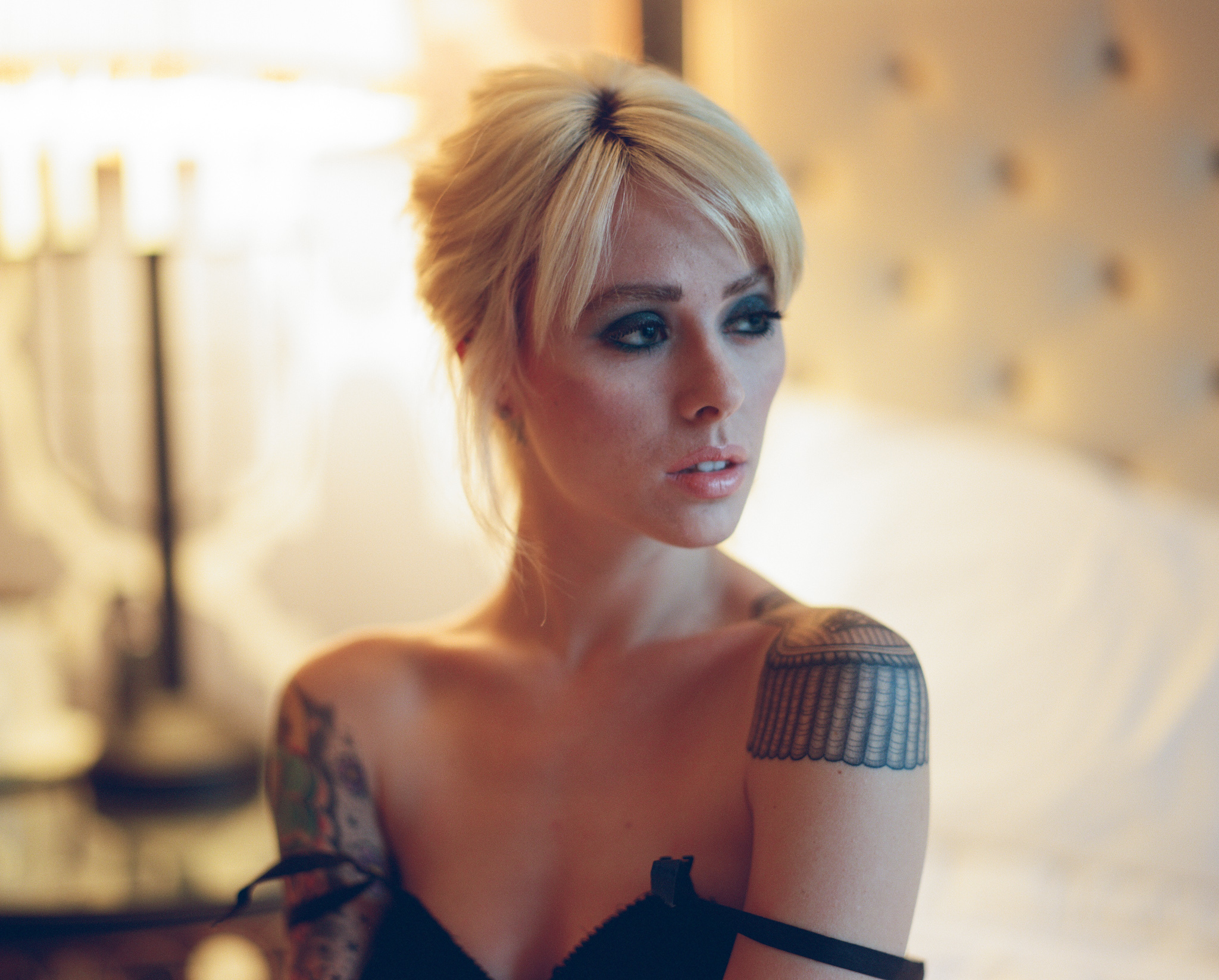 Женственная блондинка с татуировкой на плече