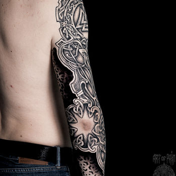 татуировка с кельтским узором на локте
