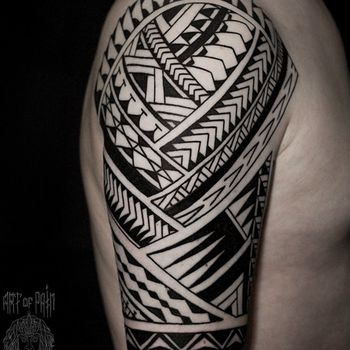 полинезийская тату на плече