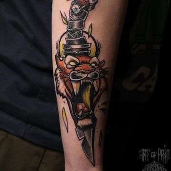 татуировка на руке в стиле олд-скул