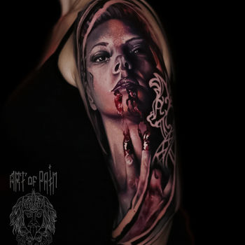 татуировка у женщины на руке в стиле реализм