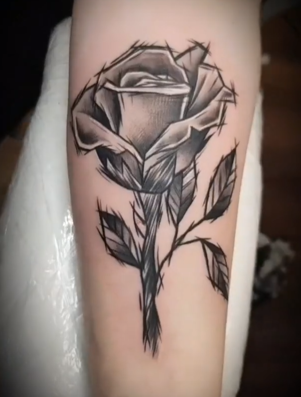 татуировка роза у девушки