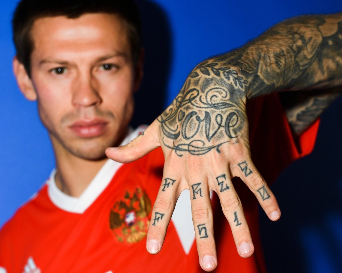 Татуировки футболиста Смолова