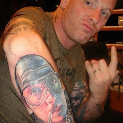 Портрет Хантера Томпсона у Кори Тейлора на руке