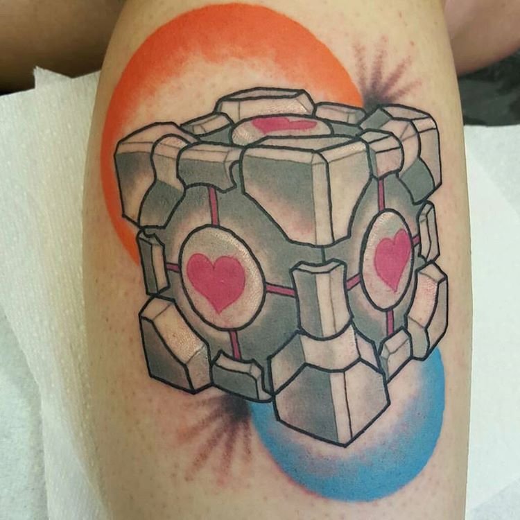 Игровая татуировка куба из Portal