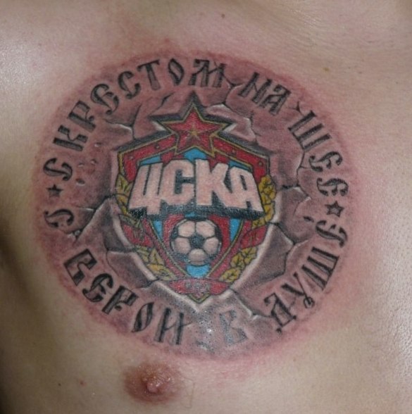 Тату на груди с эмблемой ЦСКА