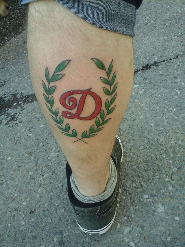 Тату на икре: эмблема клуба Динамо