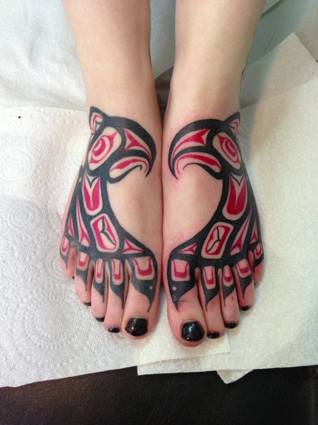 Тату в стиле хайда на ступнях девушки