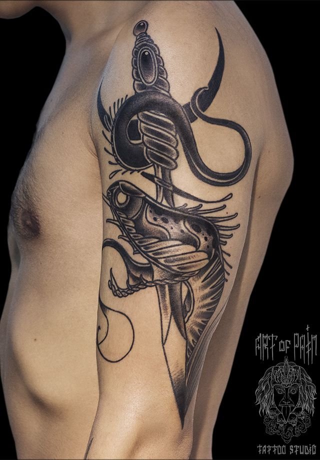 Татуировка с кинжалом и змеёй - ретро сюжет