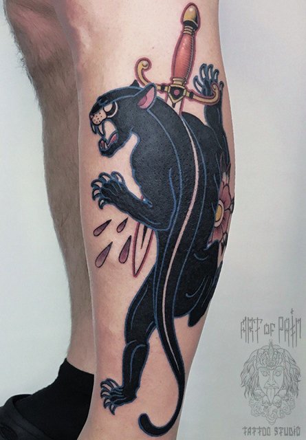 Пантера, убитая кинжалом, на голени