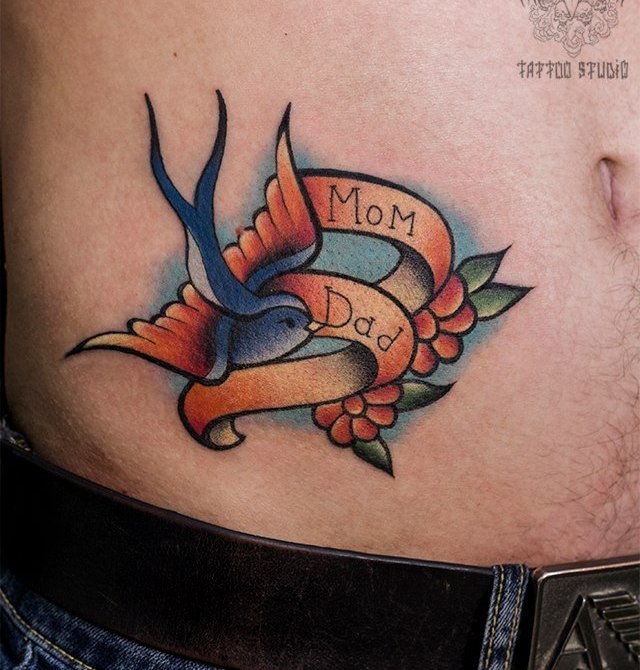 Татуировка в стиле олд скул: цветная ласточка