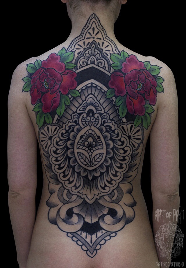 Тату на всю спину у девушки