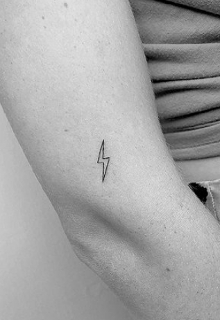 Миниатюрная тату молния