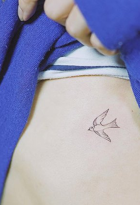 Миниатюрная тату ласточка