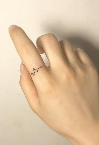 Миниатюрная тату на пальце