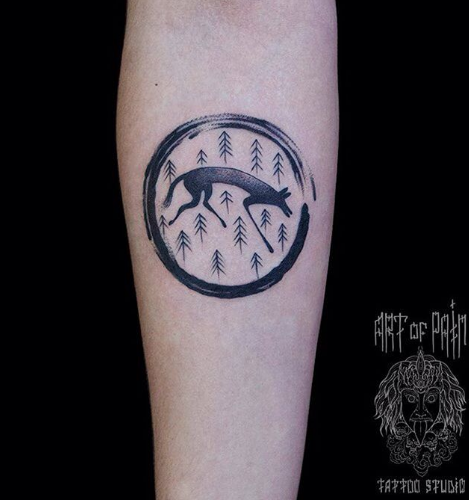 Минималистичная тату волка на предплечье