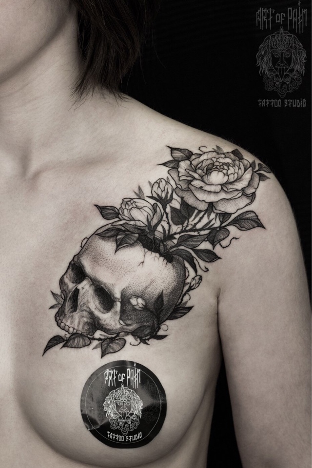 Тату на ключице: череп и ветвь