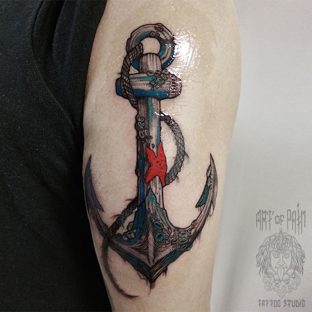Цветная тату с якорем на бицепсе