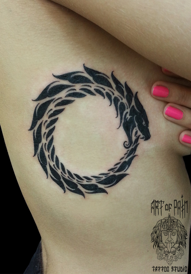 Фото татуировки со змеем  уроборосом