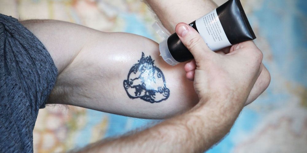 Обработка свежей татуировки