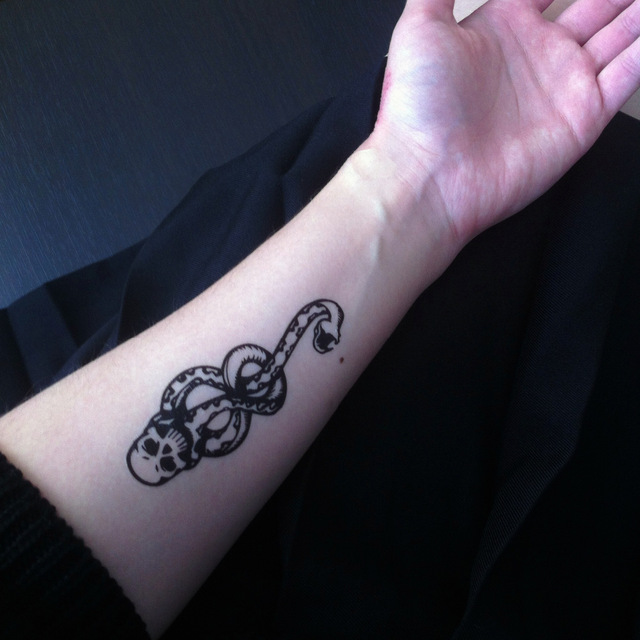 Фото татуировки пожирателей смерти на левом предплечье