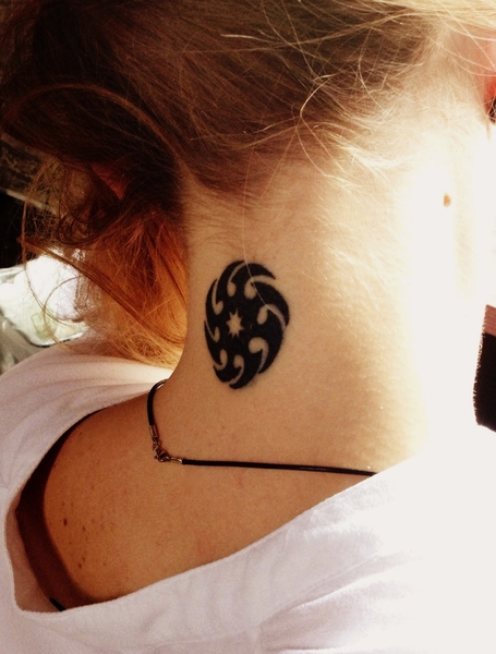 Звезда Лады у девушки на шее