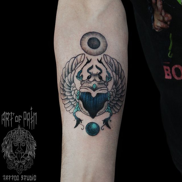 Татуировка с жуком скарабеем для финансового успеха