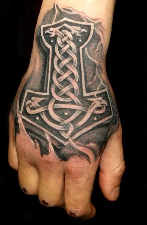 татуировка с рунами молот Тора на кисти мужчины