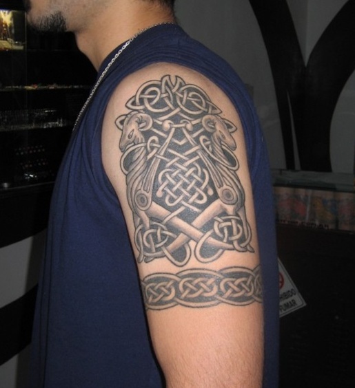 тату трайбл на плече