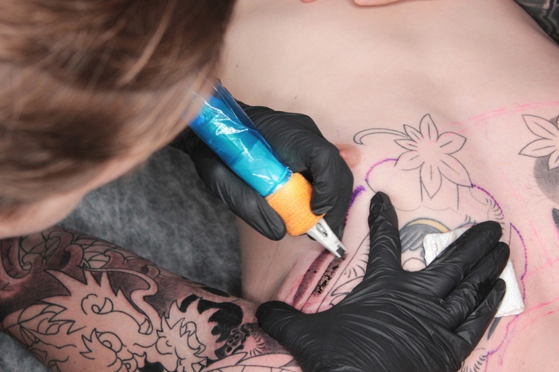 Работа мастера тату