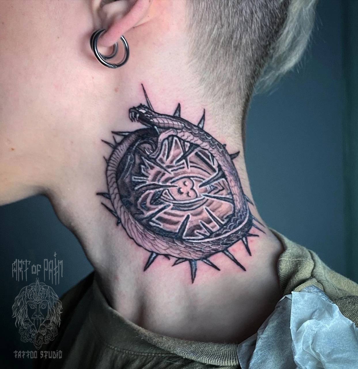 Татуировка на шее