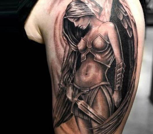 Татуировка с валькирией на руке