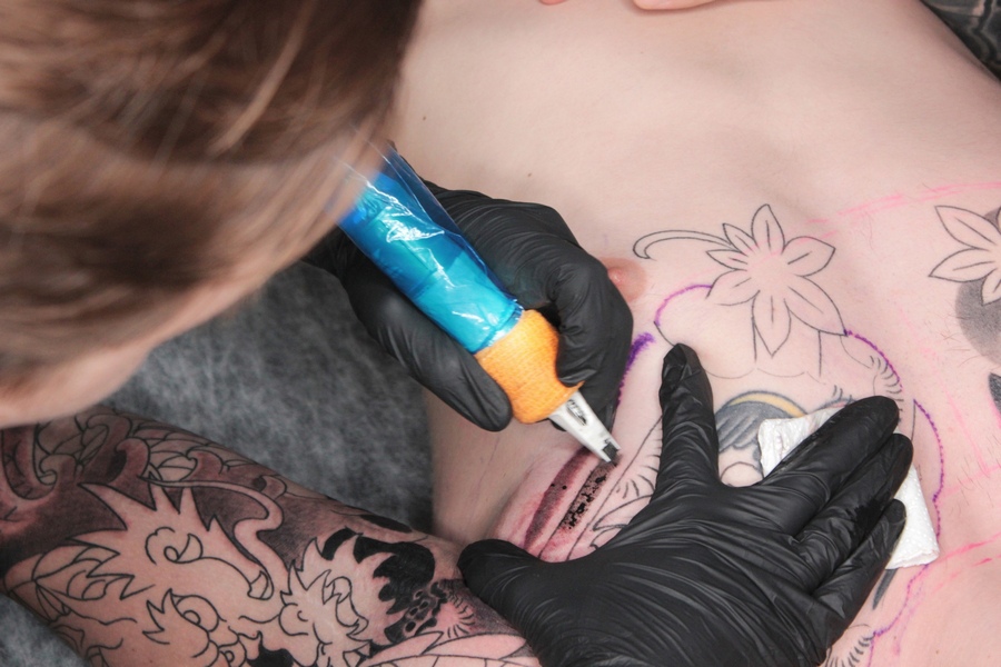 Работа мастера тату