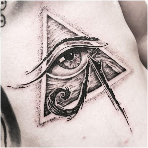 Уаджет – глаз Гора в татуировке