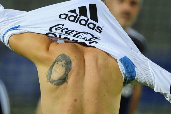 Тату Месси на спине