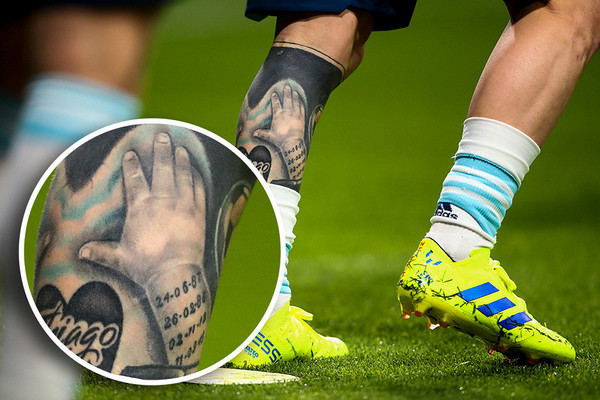 Тату Месси на ногах