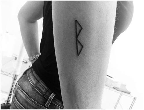 тату со скандинавскими рунами на плече