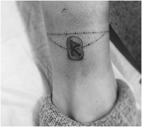 татуировка скандинавских рун на ноге