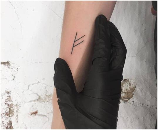 Тату со скандинавскими рунами на руке