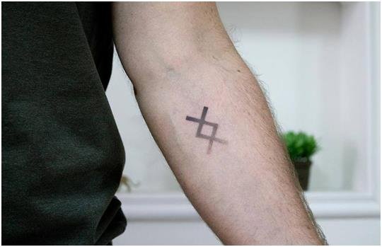 тату со скандинавскими рунами на предплечье