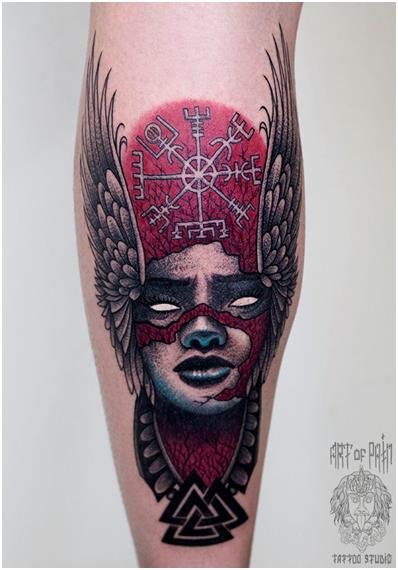 тату со скандинавскими рунами на голени