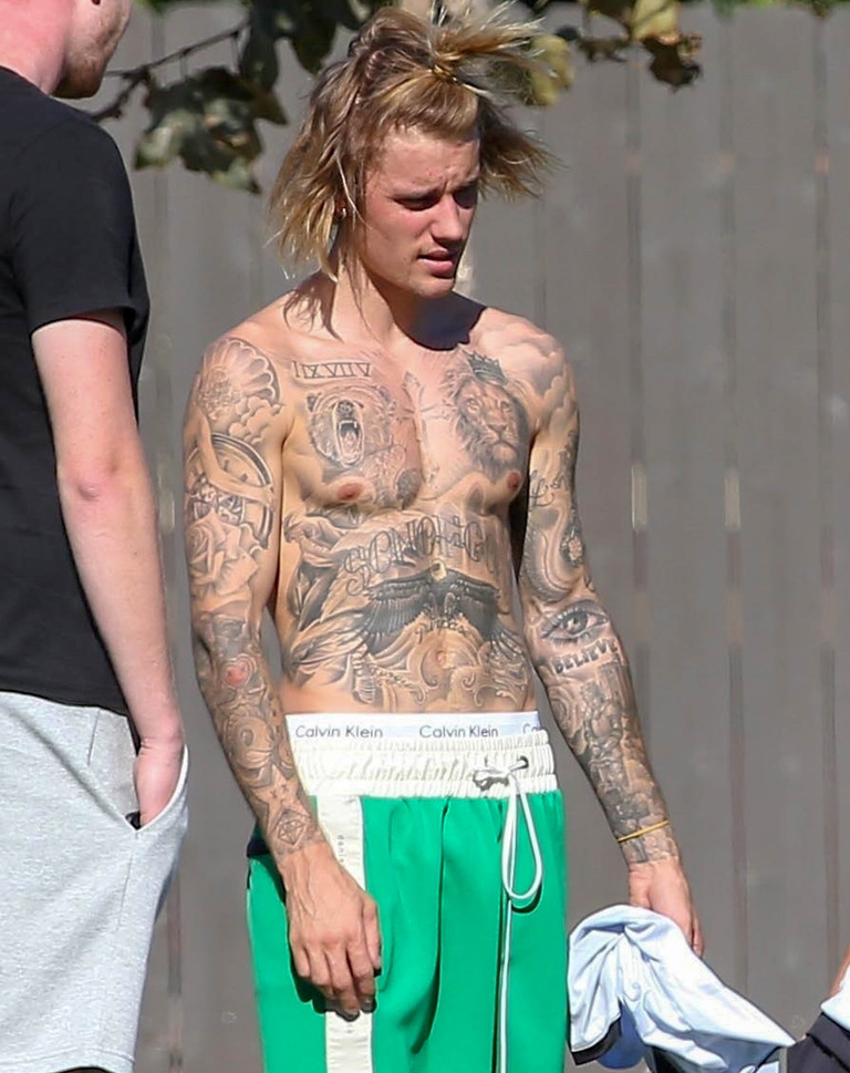 Татуировки Джастина Бибера на груди и животе