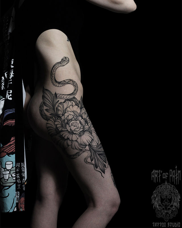 татуировка графика на бедре