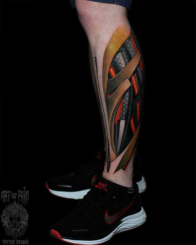 тату биомеханика на ноге