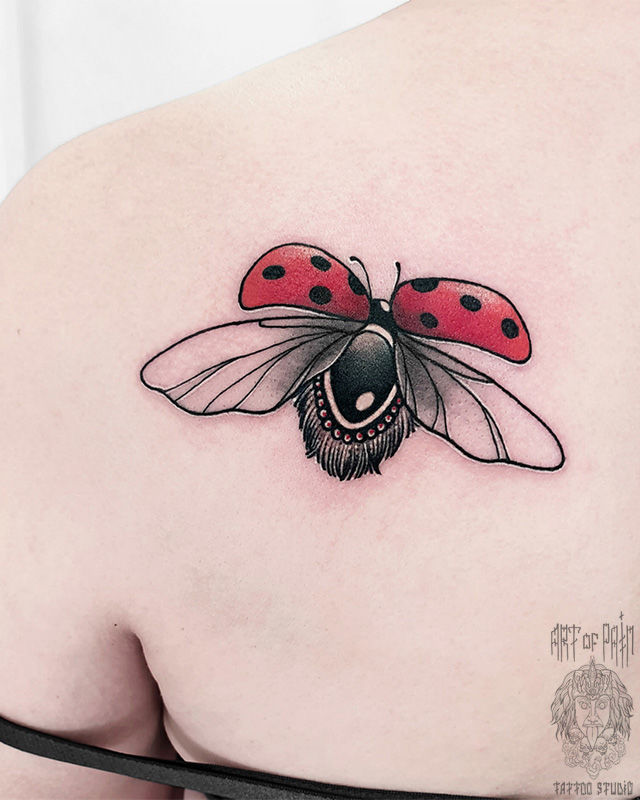Маленькая тату божья коровка