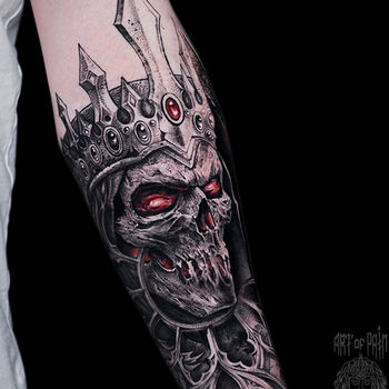 татуировка в стиле хоррор на руке