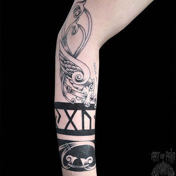 татуировка с кельтским узором на предплечье