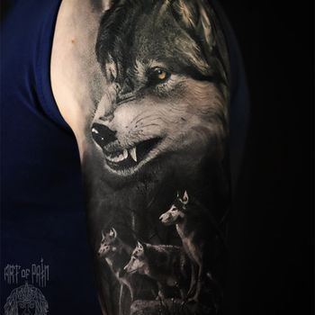 тату с волком на руке