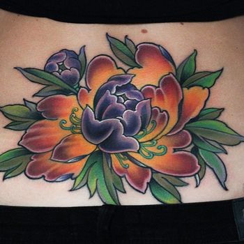 татуировка на пояснице у девушки