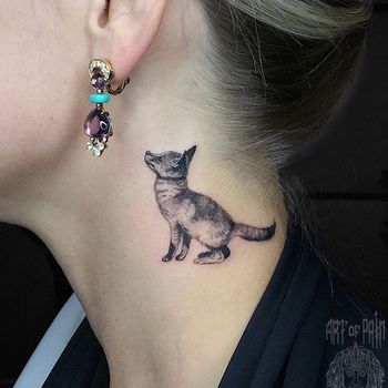 маленькая тату на женской шее сбоку